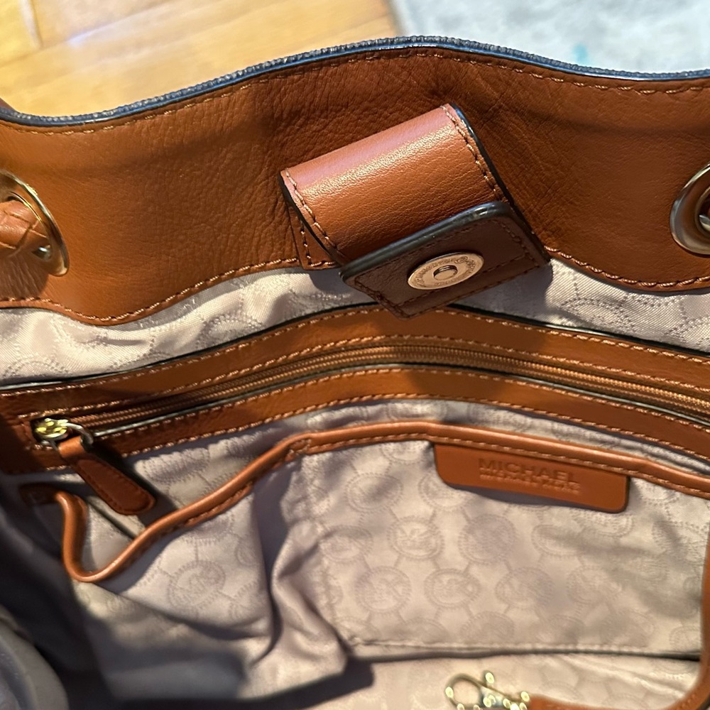 Michael Kors Black and Tan Shoulder Bag - Picture 4 of 5